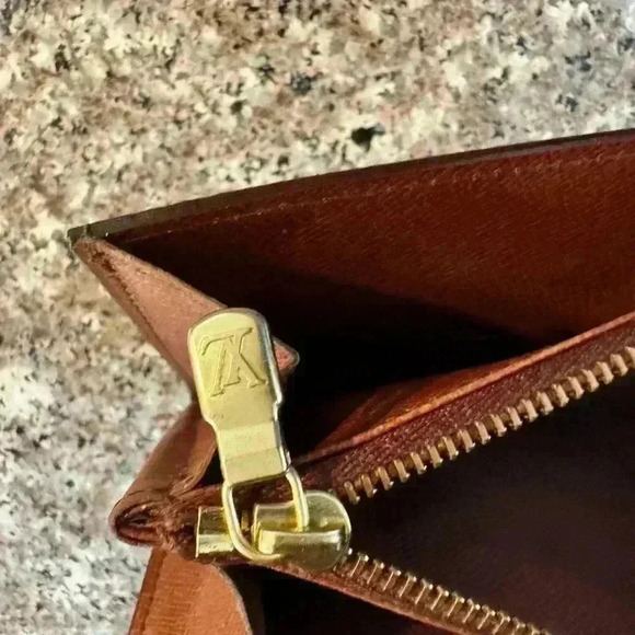 Louis Vuitton Monogram Portefeiulle
Sarah Long Bifold Wallet authentic - Picture 16 of 17